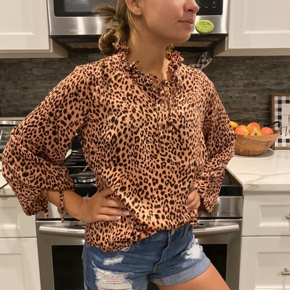 🌾SILKY RUFFLE MOCK NECK BUBBLE SLEEVE TOP - Picture 3 of 6